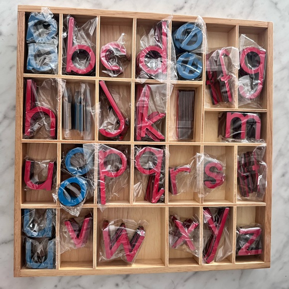 Small Movable Alphabet: Print - Red with Blue vowels - Picture 1 of 3